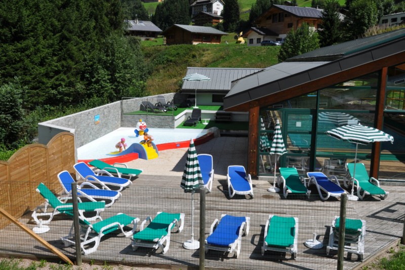 Piscine couverte et chauffée avec pataugeoire